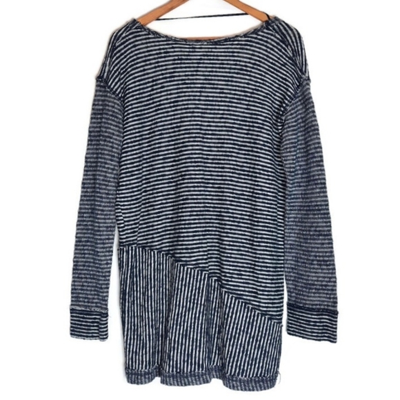 FREE PEOPLE Oversized Striped Long Pullover Top Lightweight Sweater Navy White S - Picture 3 of 12
